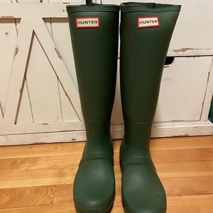 Hunter rain boots. Size 9. Worn only a handful of times. Great condition!